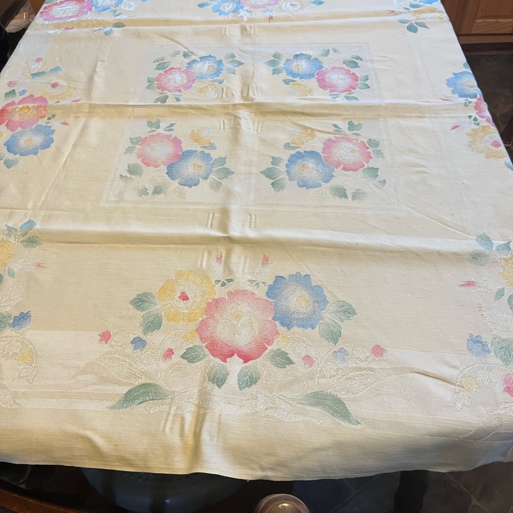 Flowered tablecloth - Picture 2 of 3